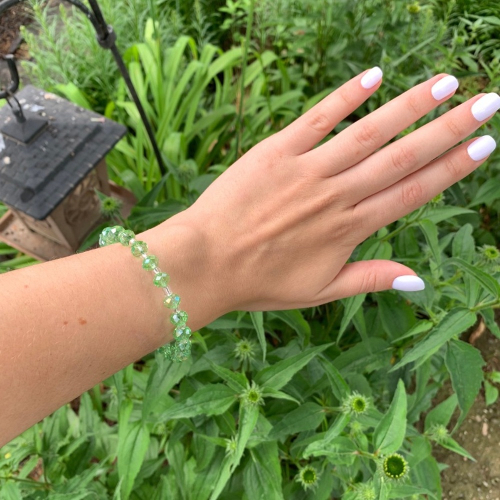 NWOT green crystal beaded elastic bracelet.